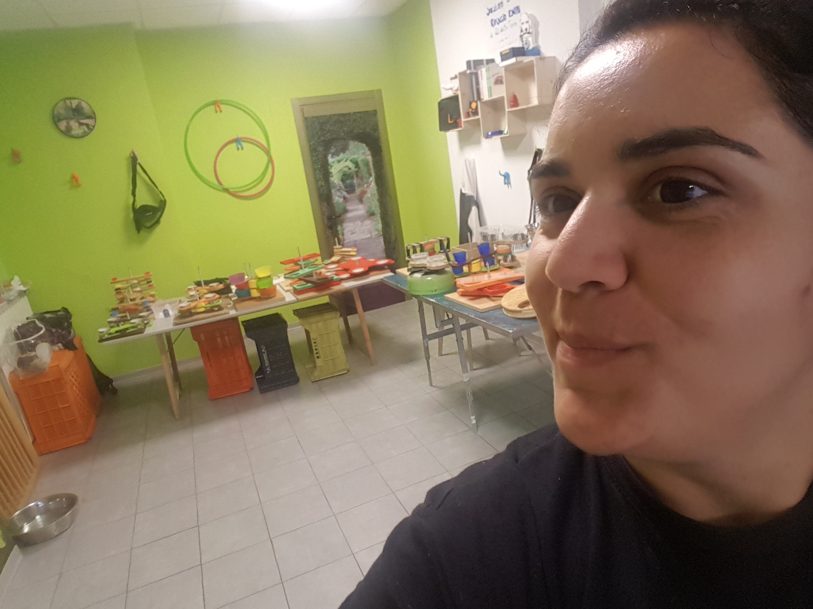 Teresa Fucà dopo aver predisposto l'ambiente per una sessione di scent game