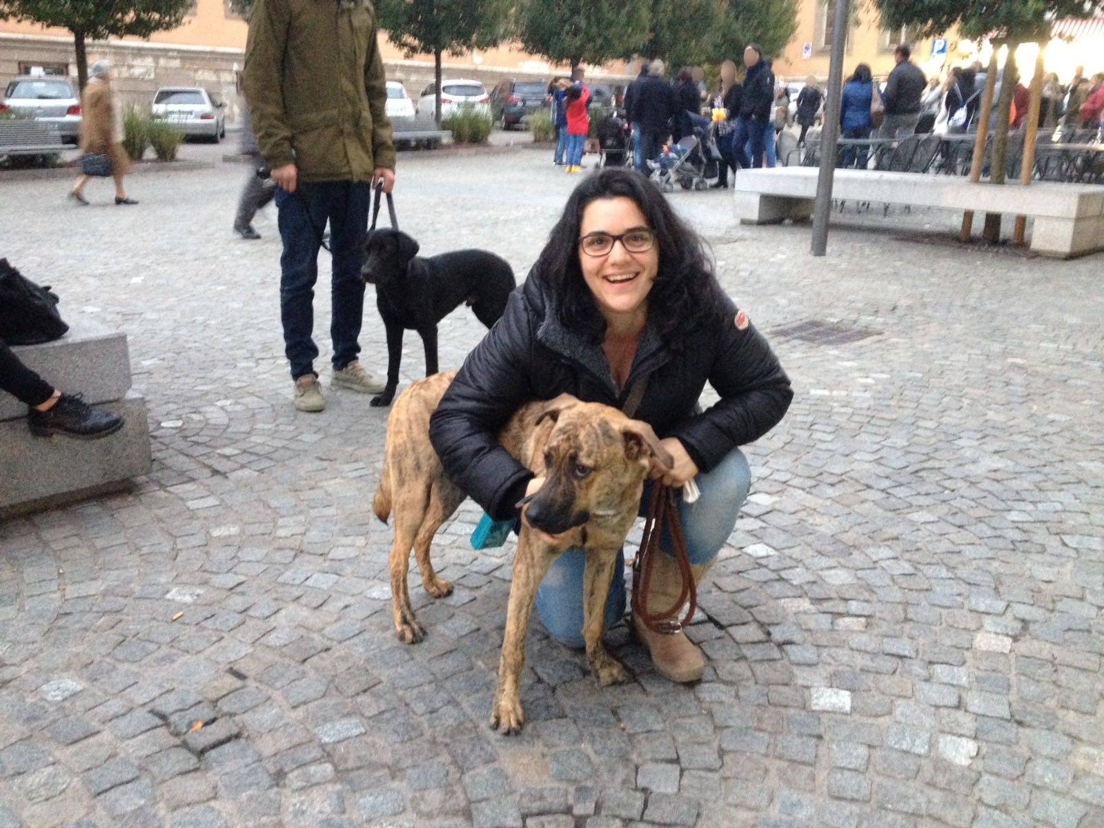 Teresa Fucà con Cosmo, il suo cane, durante un evento pubblico